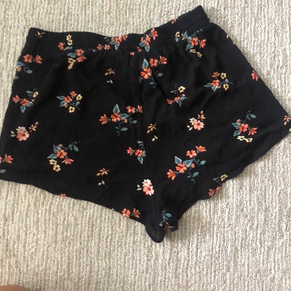 Black loose flowered shorts - Picture 3 of 3